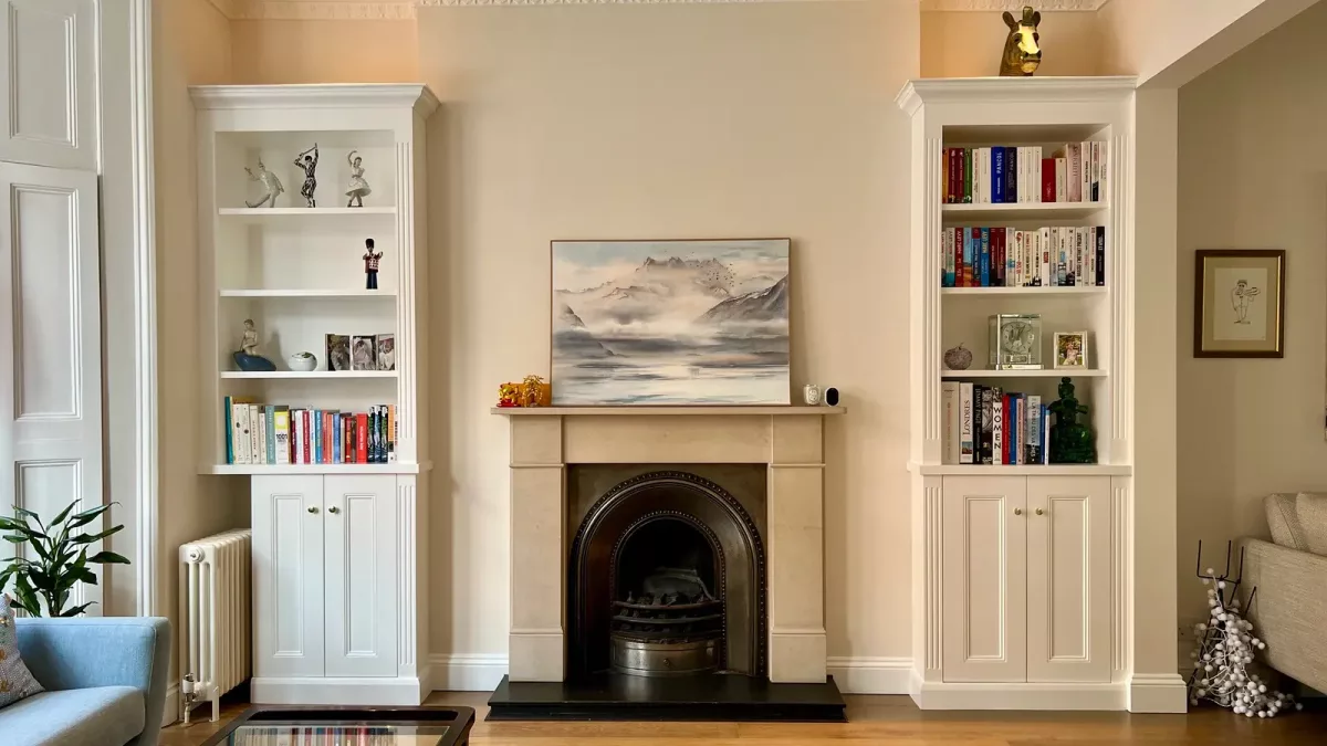 Stylish living room with fitted shelves.